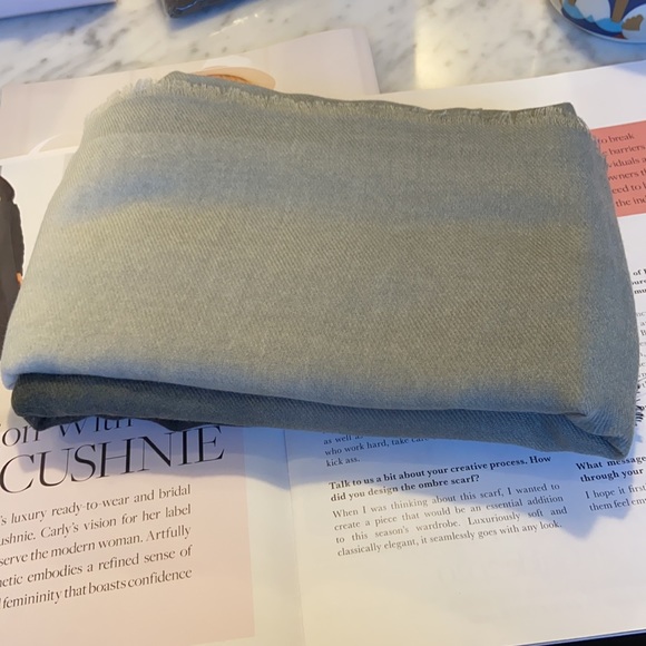 Brand new Cushnie grey horizon scarf, super soft and oversized for versatile use - Picture 4 of 7